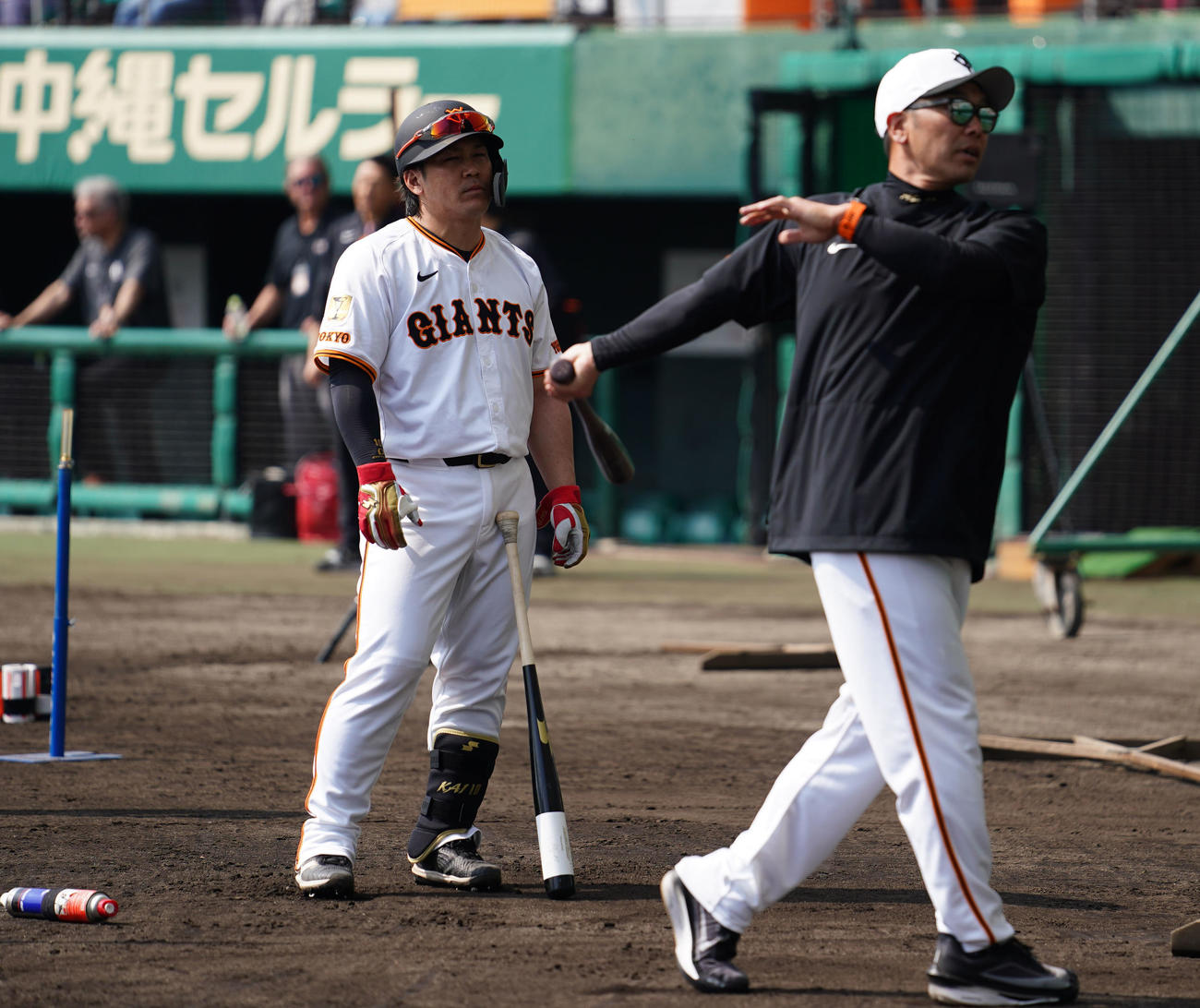 巨人甲斐（左）に打撃指導をする阿部監督（撮影・横山健太）