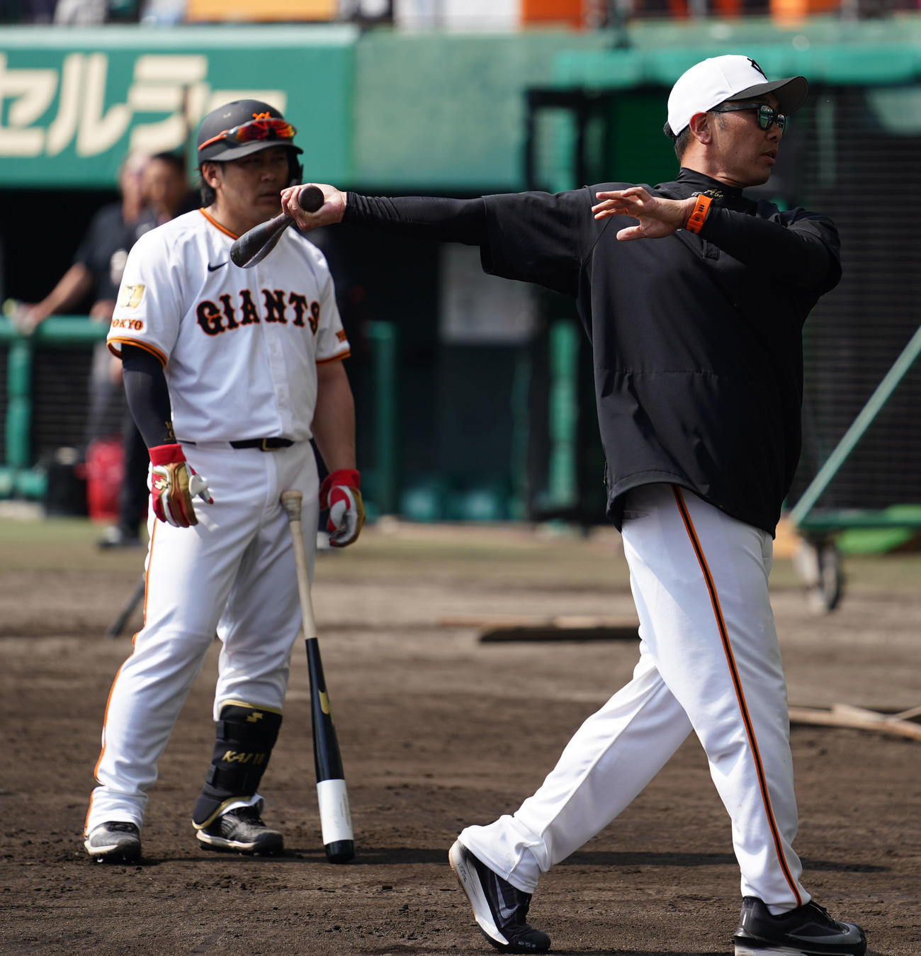 巨人甲斐（左）に打撃指導をする阿部監督（撮影・横山健太）