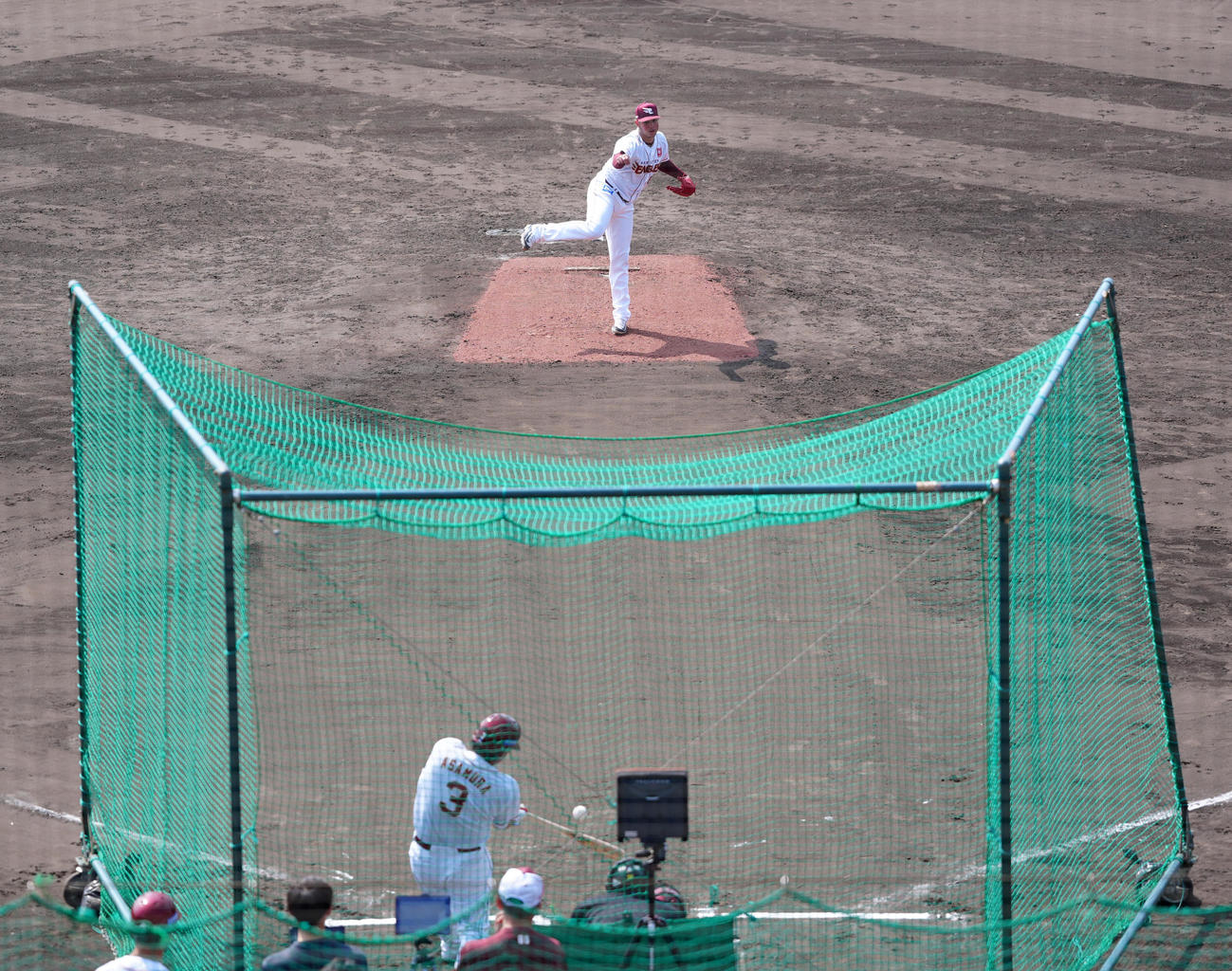 打者浅村（手前）に対し投球する楽天ヤフーレ（撮影・江口和貴）