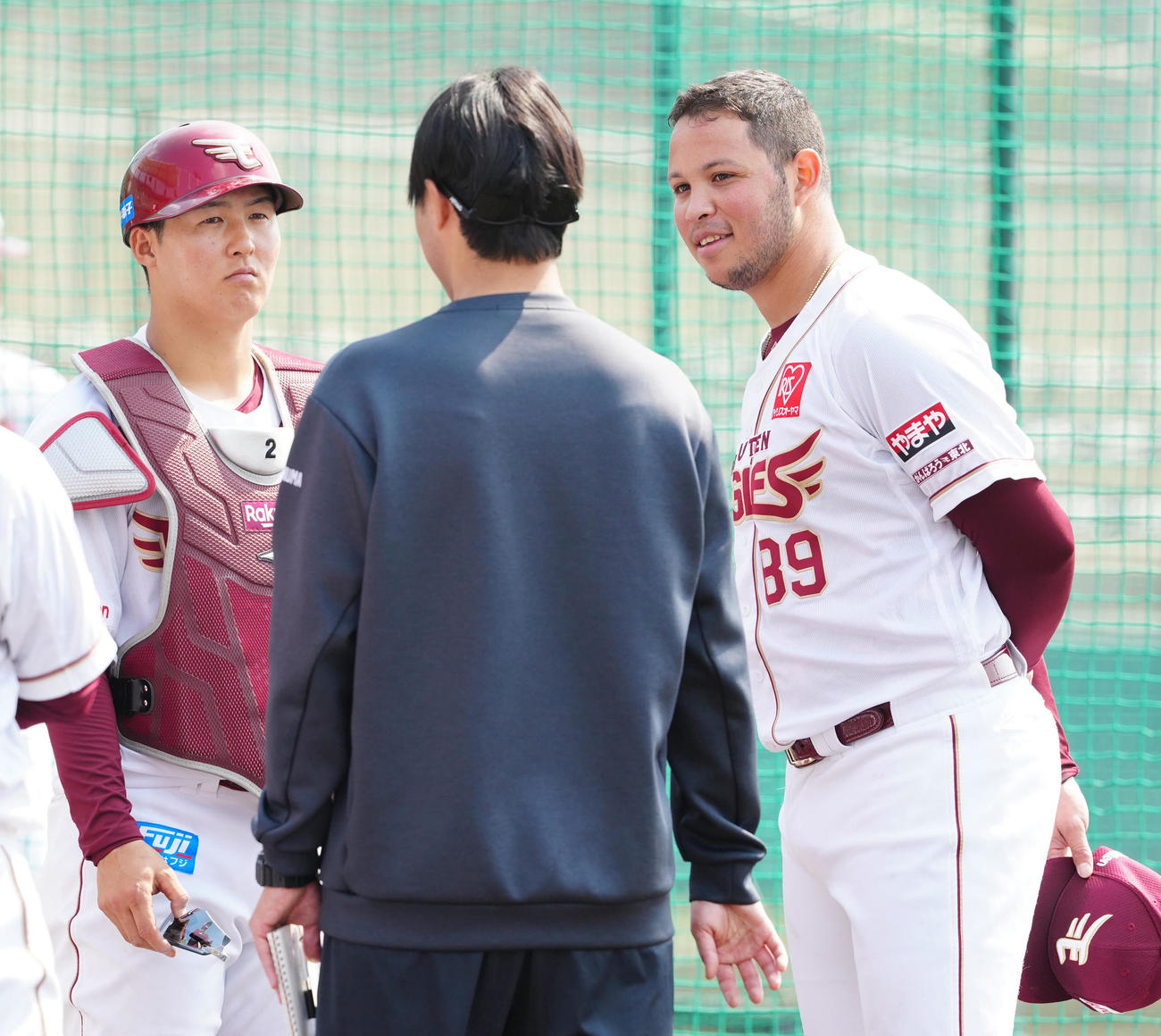 打撃投手での投球後、楽天捕手太田（左）と言葉を交わすヤフーレ（撮影・江口和貴）