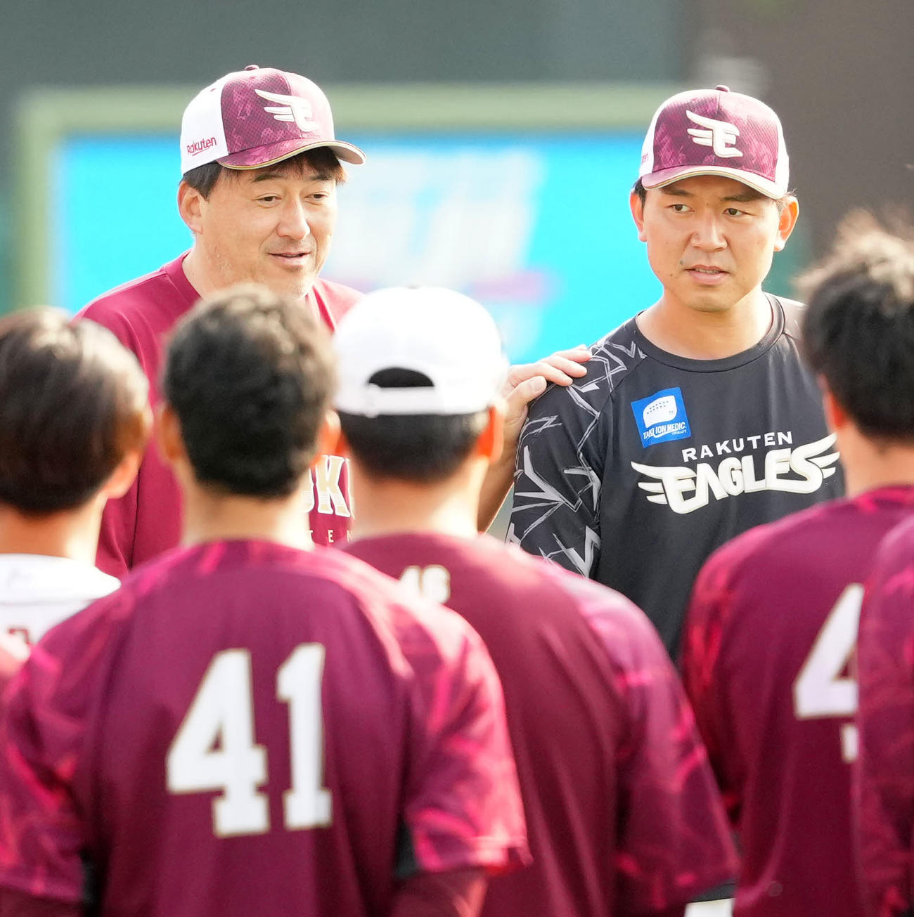練習前の円陣で楽天石井GM（左）から肩に手を添えられる西口（撮影・江口和貴）