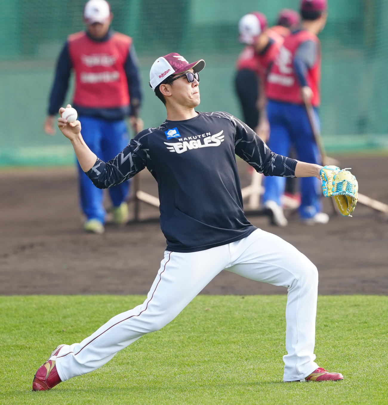 キャッチボールする楽天西口（撮影・江口和貴）