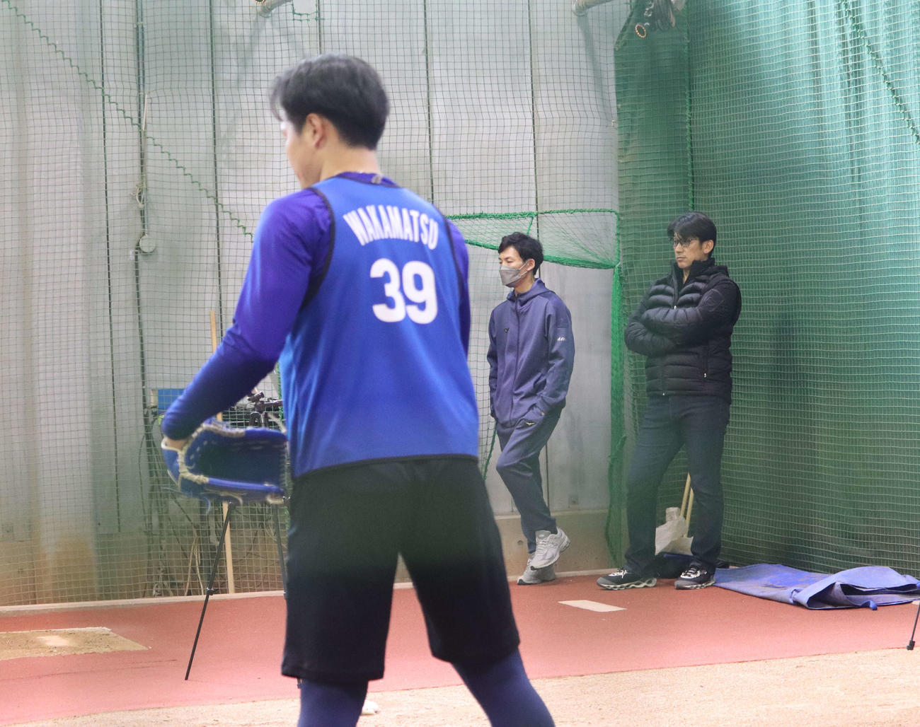 球団施設DOCKのブルペンで投げ込むDeNAドラフト4位の若松（左）と見守る大原1軍投手チーフ兼投手コーチ（中央）と三浦監督（2025年1月23日撮影）