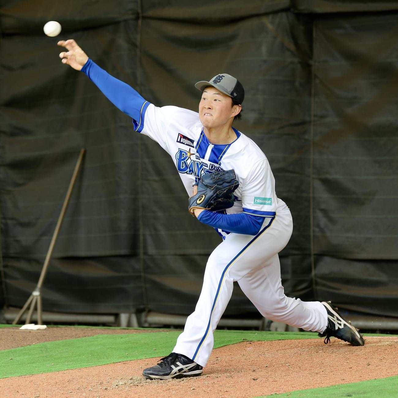 ブルペン投球するDeNA竹田（撮影・河田真司）