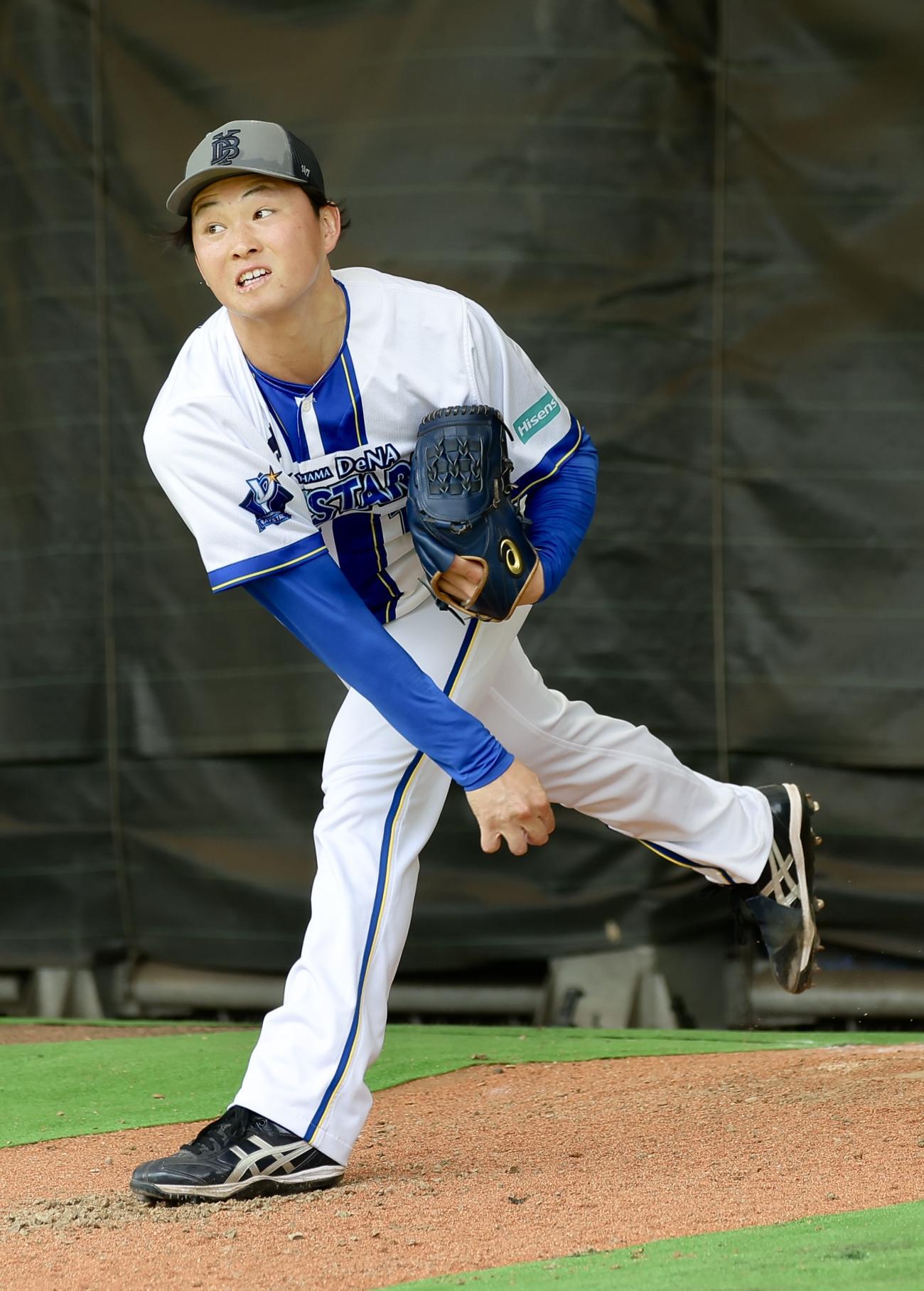 ブルペン投球するDeNA竹田（撮影・河田真司）