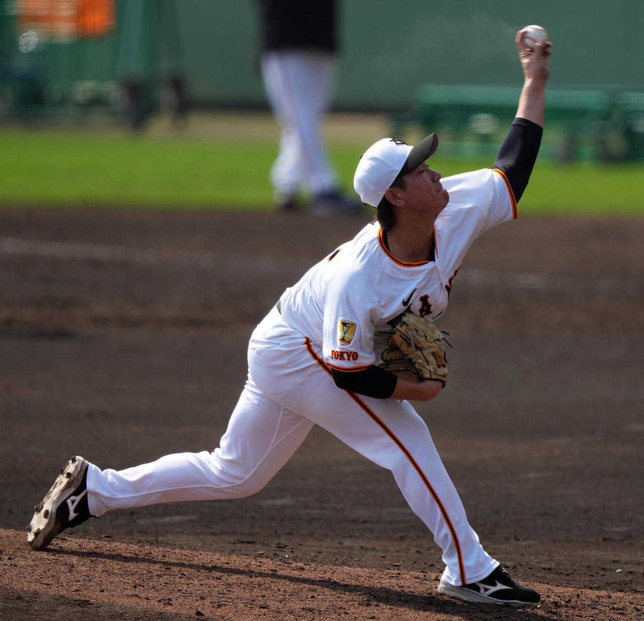 ライブBPで投球する巨人井上（撮影・横山健太）