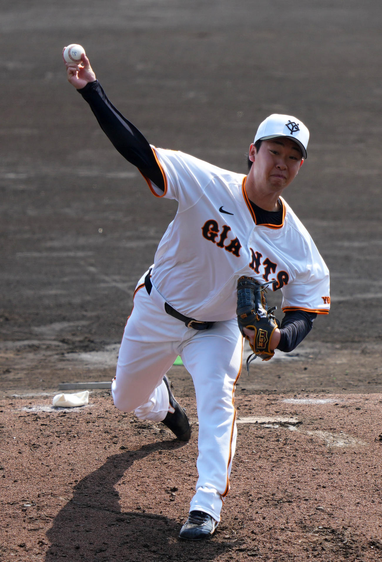 ライブBPで投球する巨人山崎伊（撮影・横山健太）