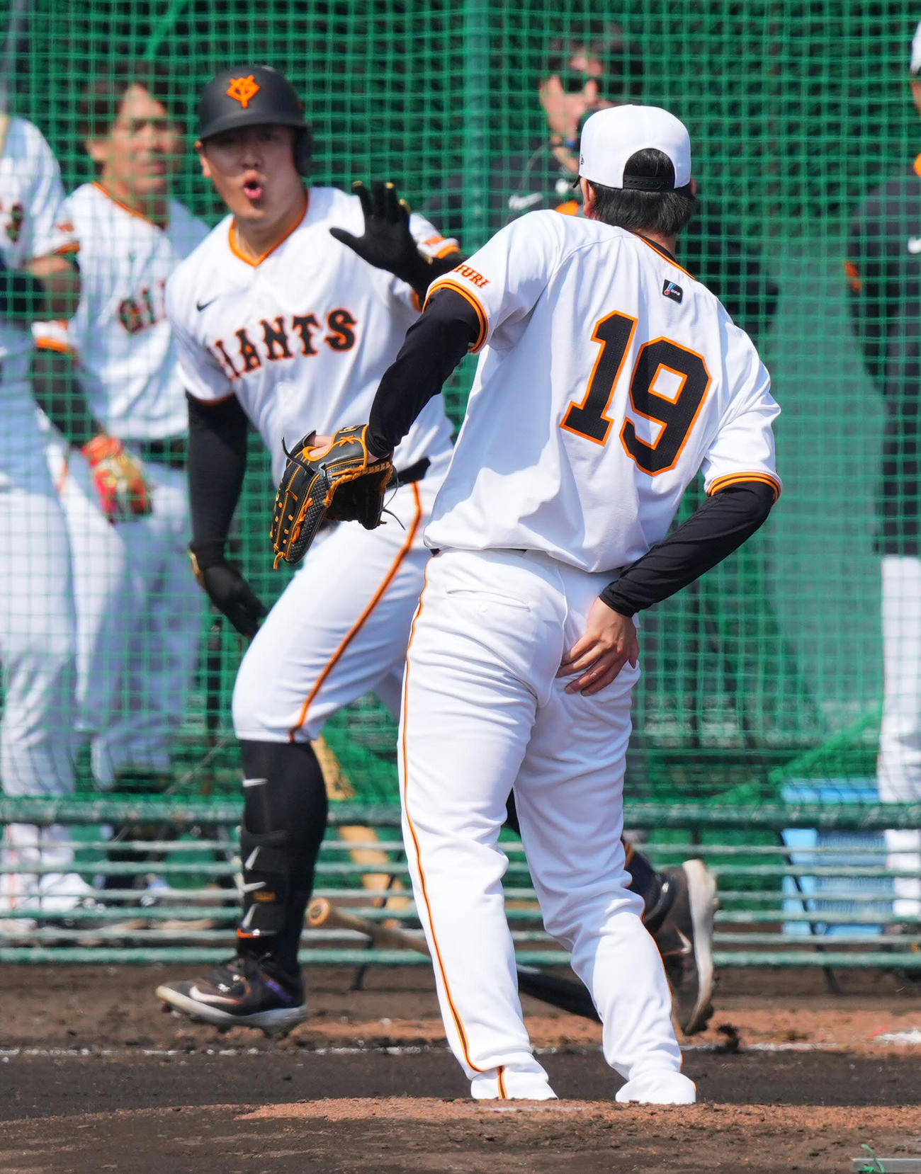 ライブBPで巨人岡本和の放った打球が投手山崎伊のおしり付近に直撃する（撮影・垰建太）