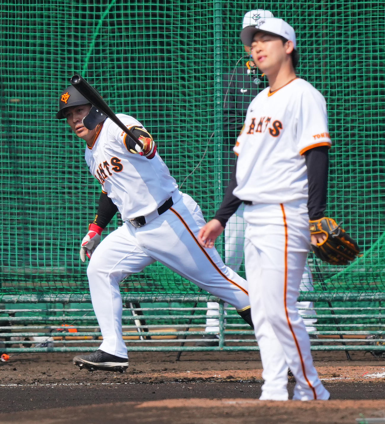 ライブBPで山崎伊（右）から右前打を放つ巨人甲斐（撮影・垰建太）
