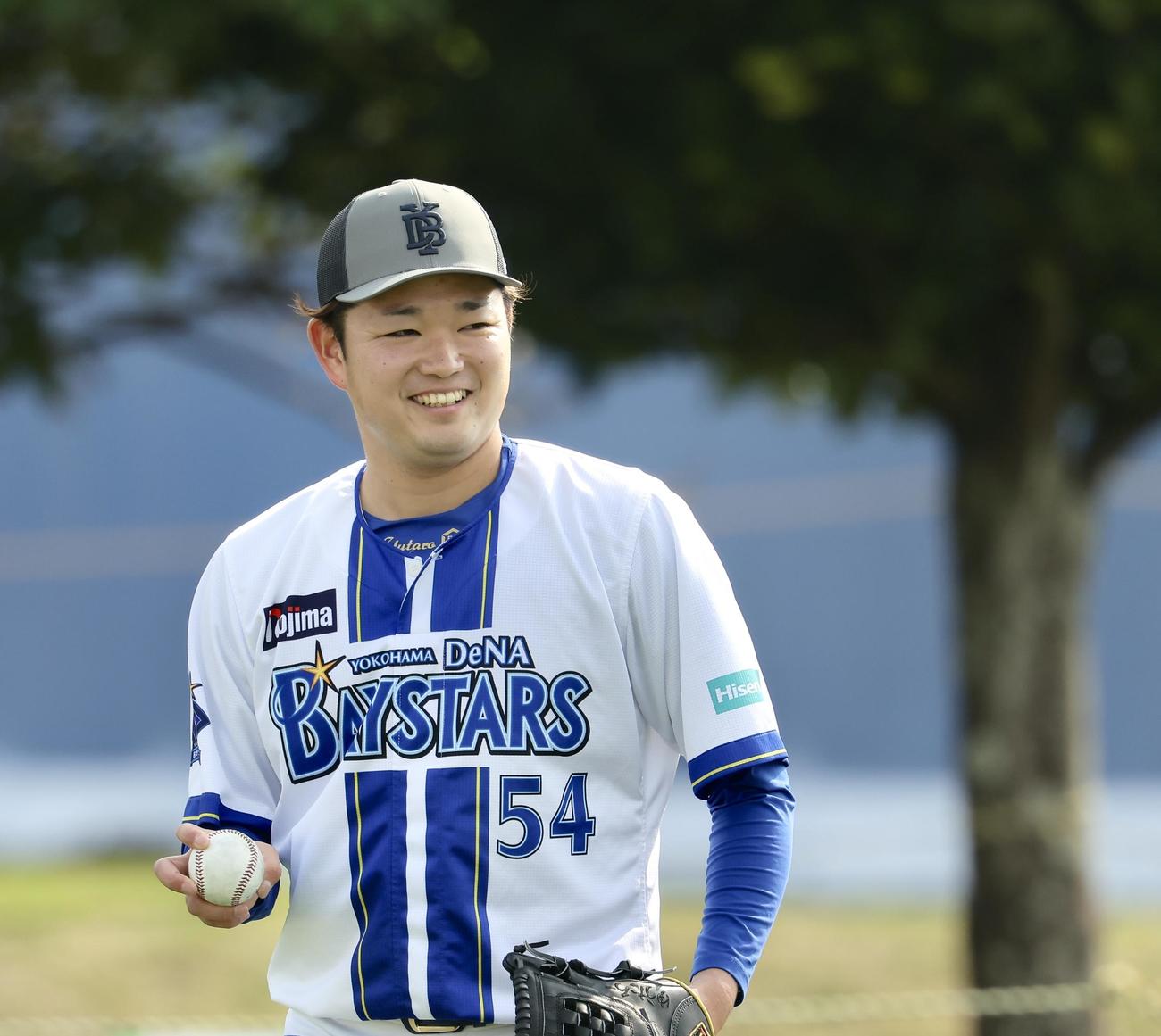 キャッチボールするDeNA石田（撮影・河田真司）