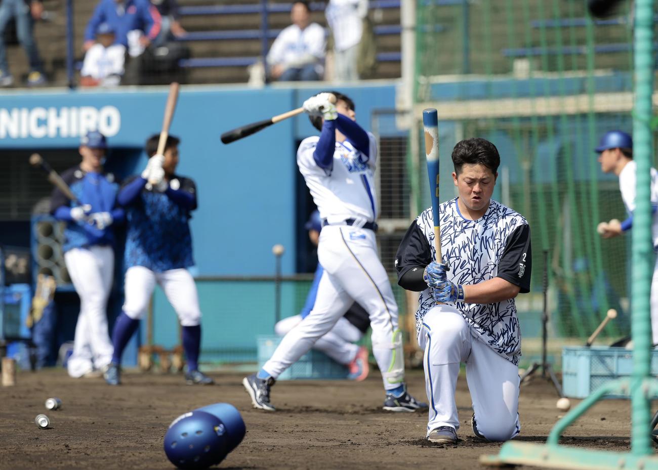 打撃練習に臨むDeNA牧（手前）（撮影・河田真司）