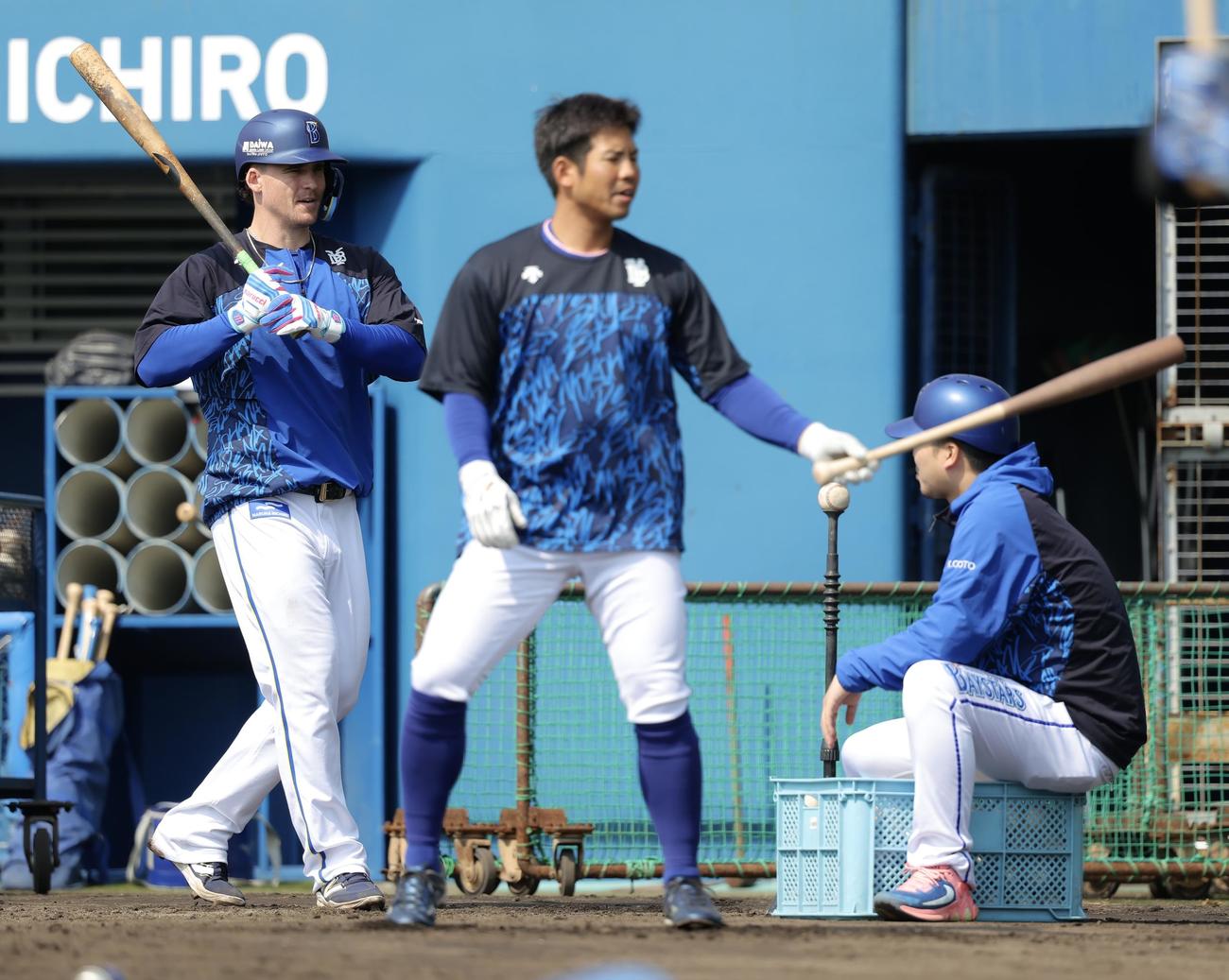 打撃練習に臨むDeNAオースティン（左）と桑原（撮影・河田真司）