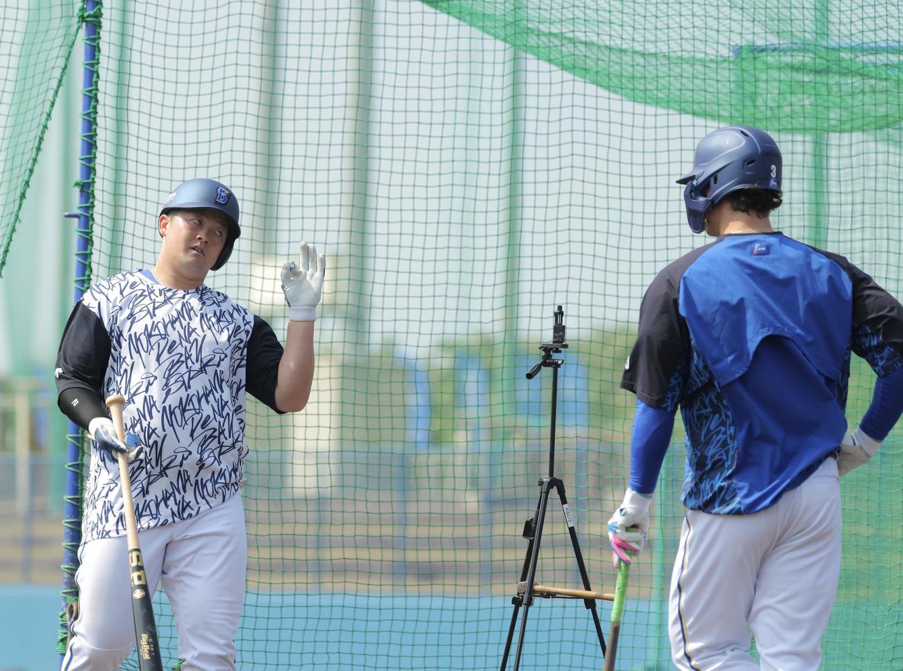 オースティン（右）にジェスチャーするDeNA牧（撮影・河田真司）