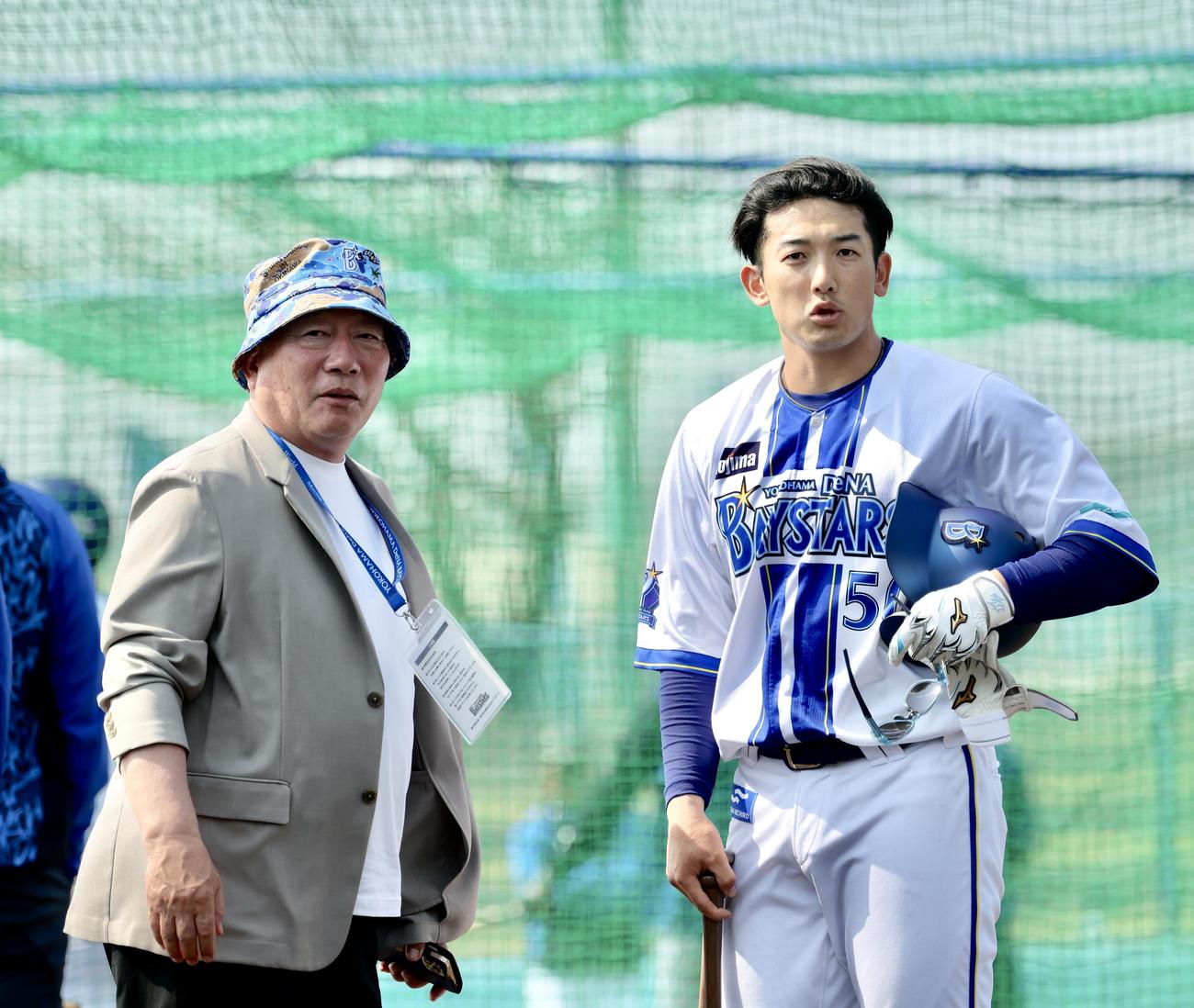 言葉を交わす高木氏（左）とDeNA山本（撮影・河田真司）