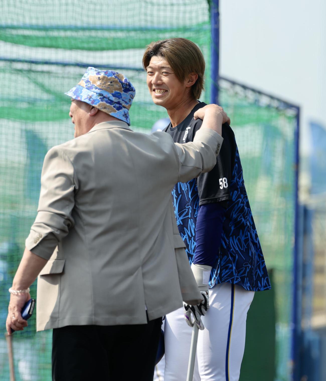 高木氏（左）と言葉を交わすDeNA梶原（撮影・河田真司）