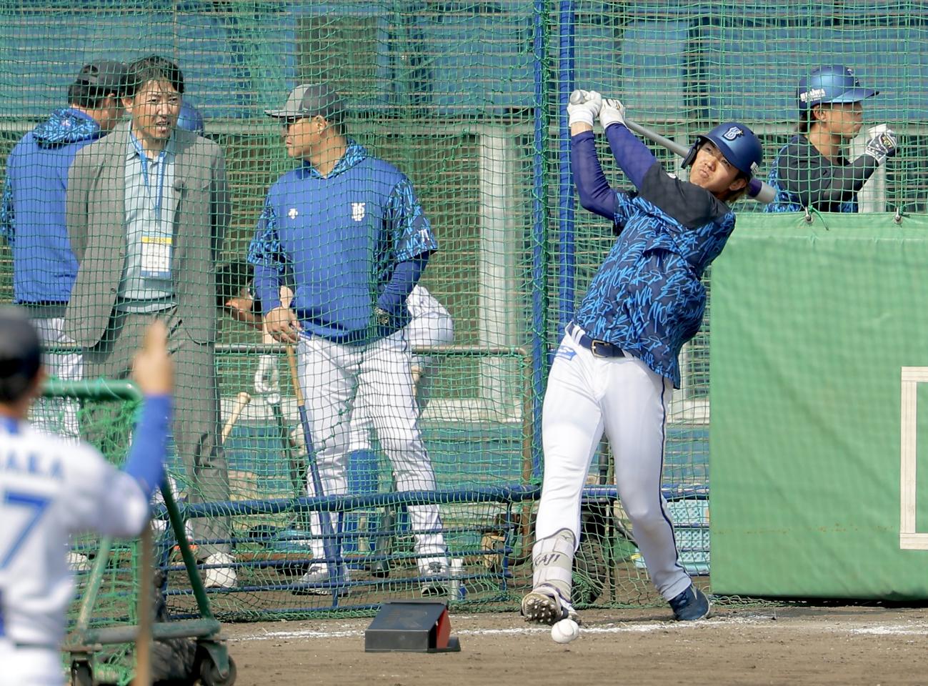 打撃練習するDeNA梶原。左は内川氏（撮影・河田真司）
