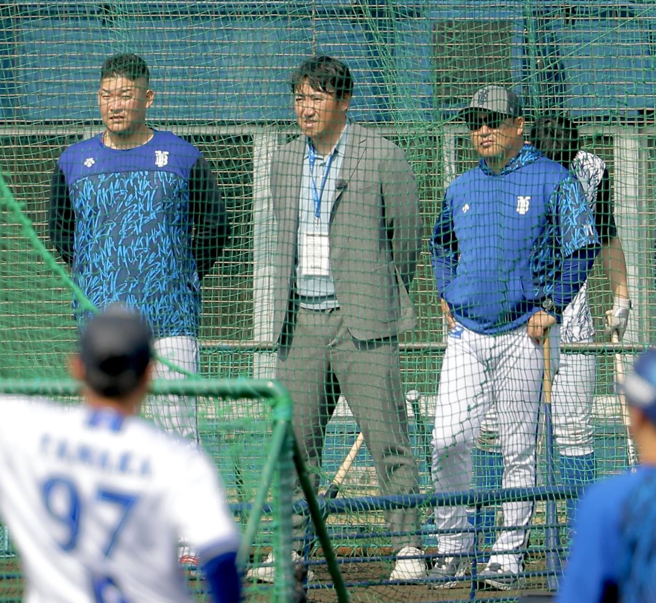 打撃練習で言葉を交わす、左からDeNA筒香、内川氏、村田野手コーチ（撮影・河田真司）