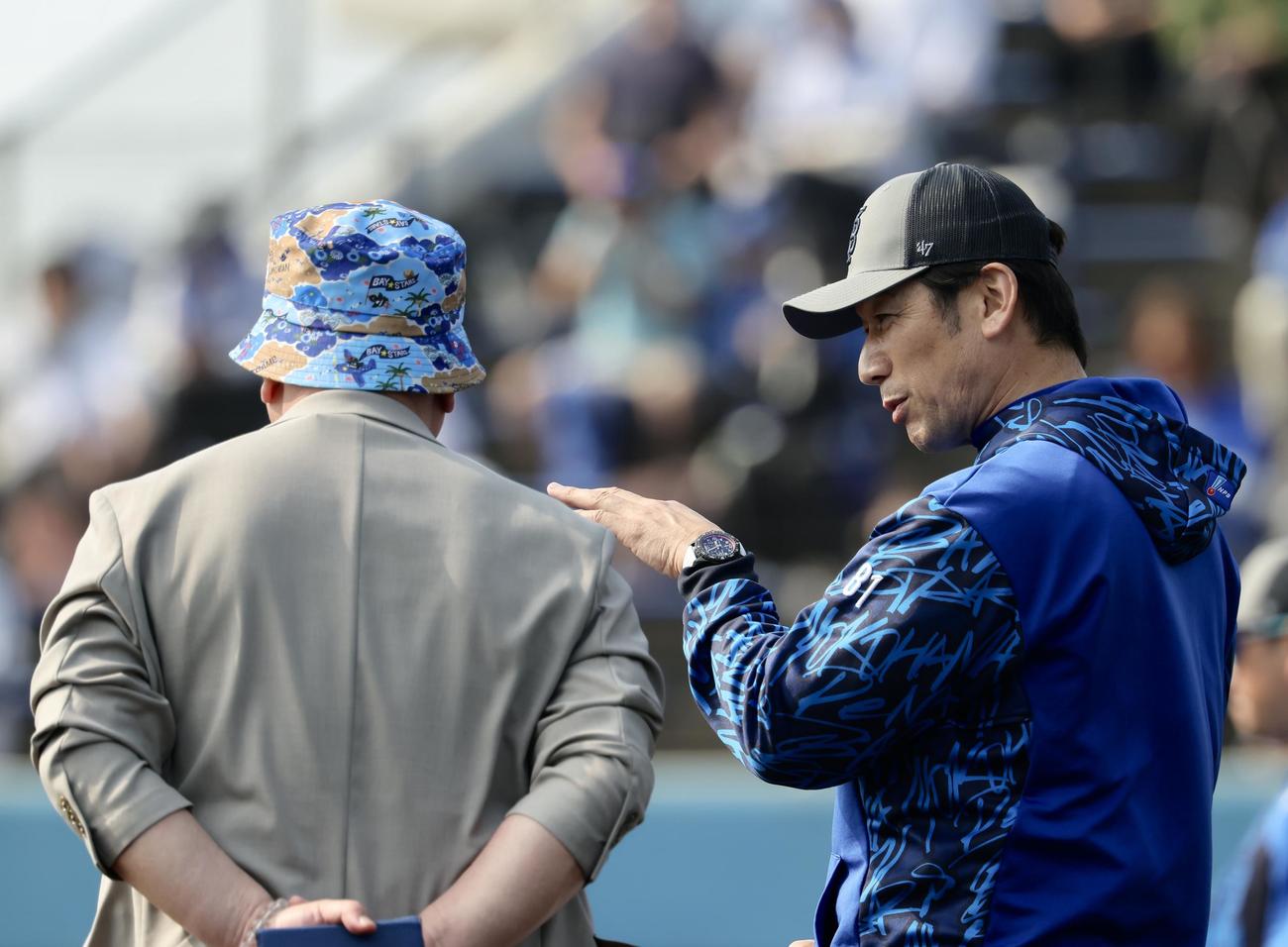 高木氏（左）と言葉を交わすDeNA三浦監督（撮影・河田真司）