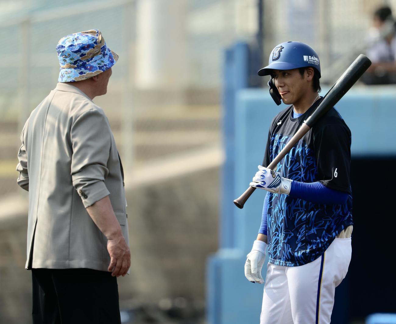 高木氏（左）と言葉を交わすDeNA森敬（撮影・河田真司）