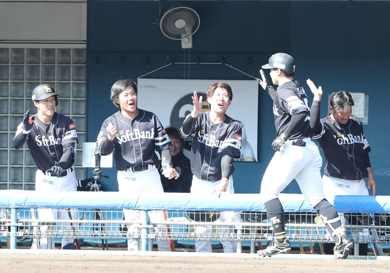 紅白戦　3回表紅組無死、谷川原は右越え本塁打を放ちナインに迎えられる（撮影・梅根麻紀）