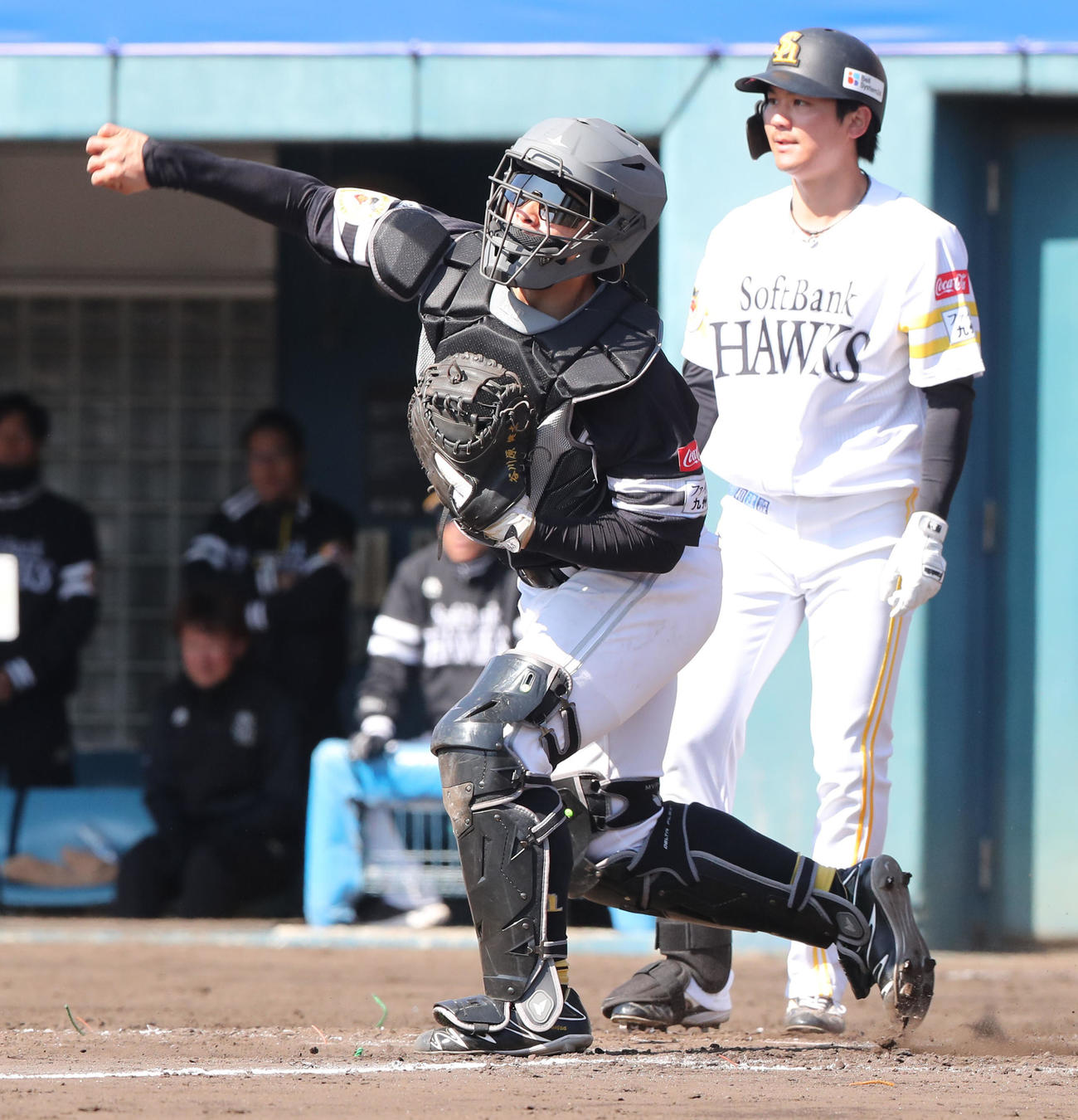 紅白戦　3回裏白2死一、二塁、打者・緒方のとき二塁へ送球する谷川原（撮影・梅根麻紀）