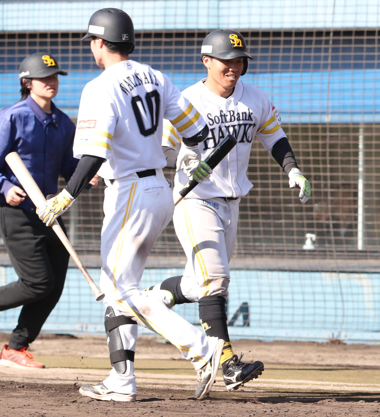 紅白戦　7回裏白無死二塁、海野は左越えに2点本塁打を放ち笑顔、左は渡辺（撮影・梅根麻紀）