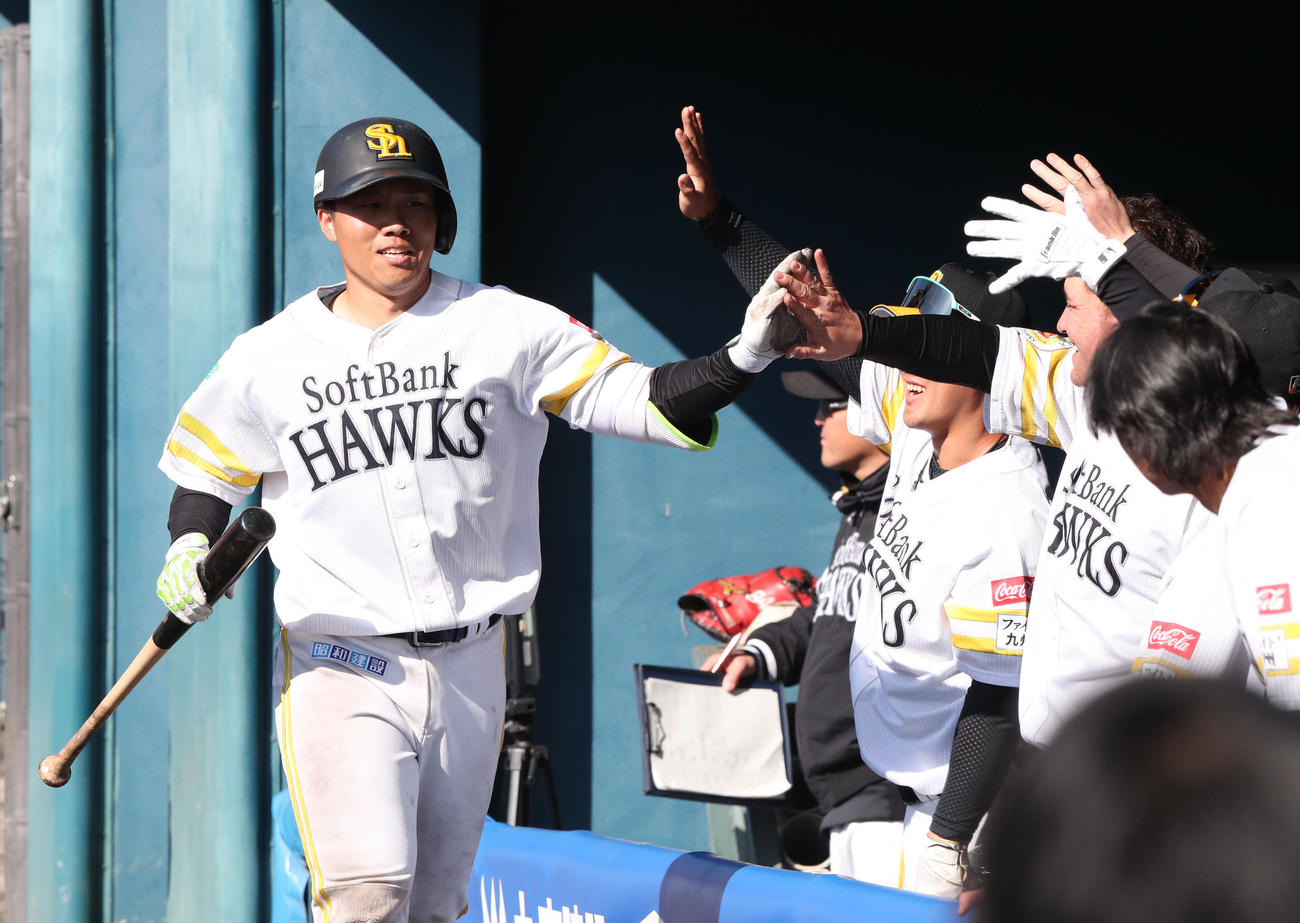 紅白戦　7回裏白無死二塁、海野は左越えに2点本塁打を放ちベンチのナインとハイタッチ（撮影・梅根麻紀）