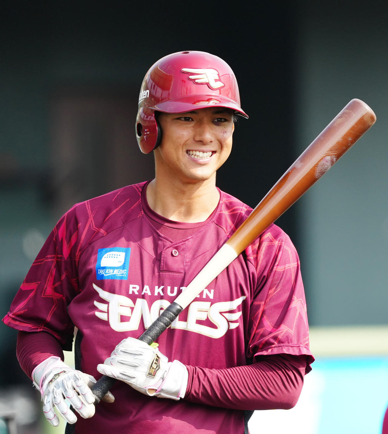 通常メニュー後の特打中、楽天石井GMと言葉を交わす宗山（撮影・江口和貴）