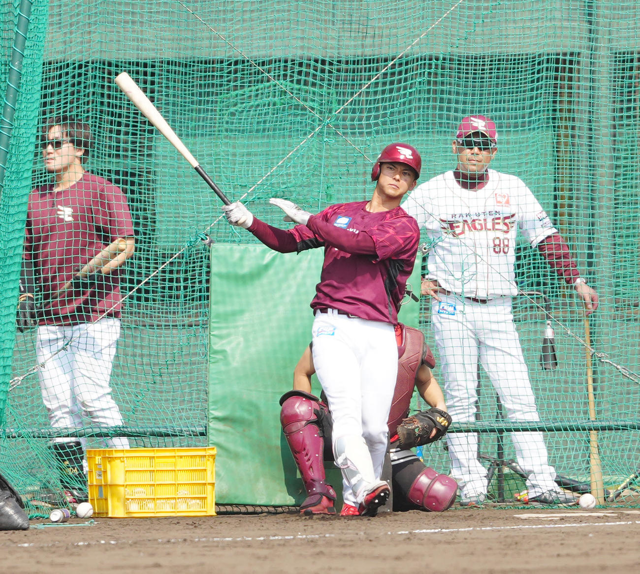 打撃練習に臨む楽天宗山。右は三木監督（撮影・江口和貴）