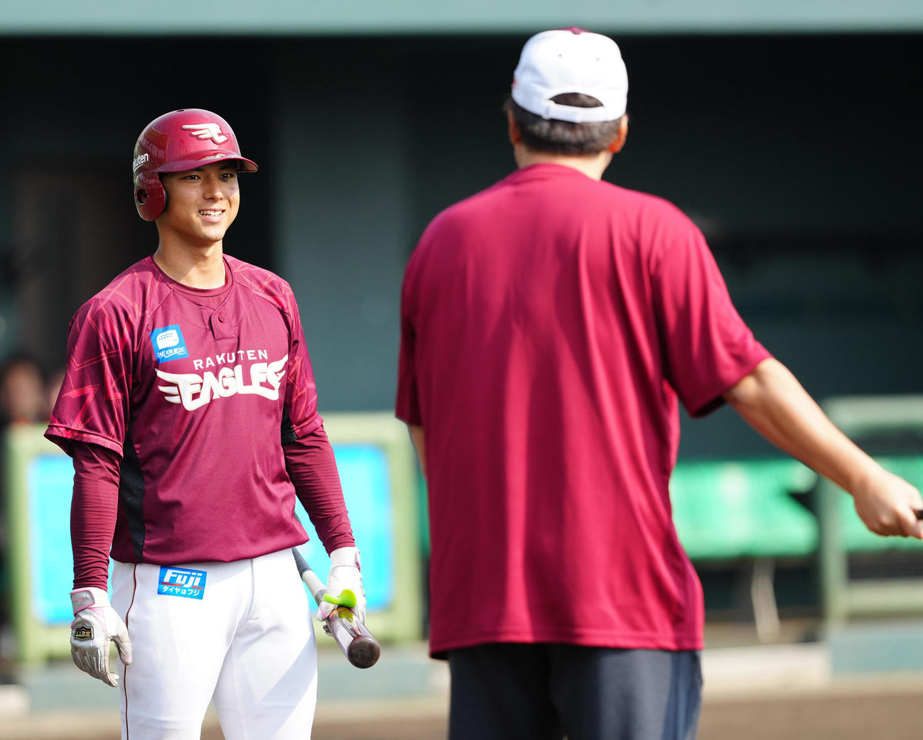 通常メニュー後の特打中、楽天石井GM（右）と言葉を交わす宗山（撮影・江口和貴）