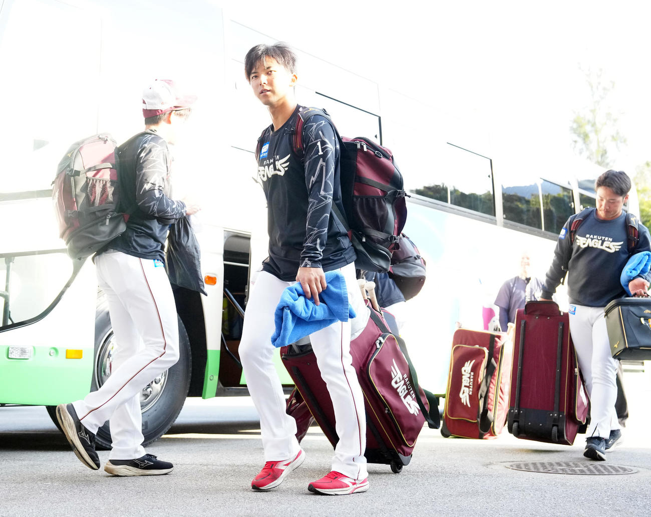 スタジアム入りする楽天宗山（中央）（撮影・江口和貴）