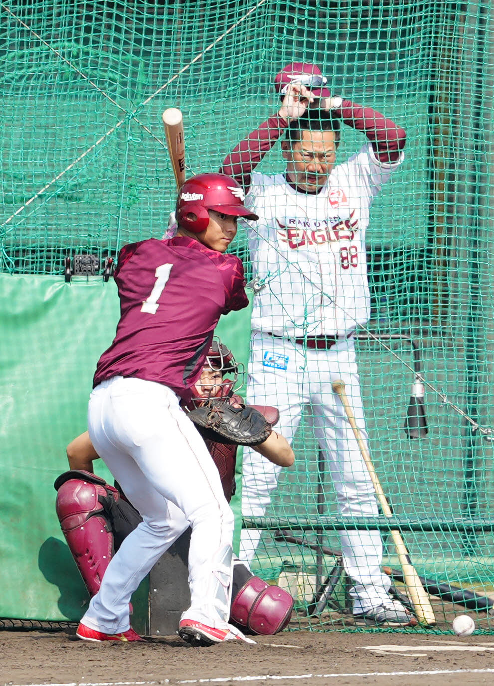 打撃練習に臨む楽天宗山。右は三木監督（撮影・江口和貴）