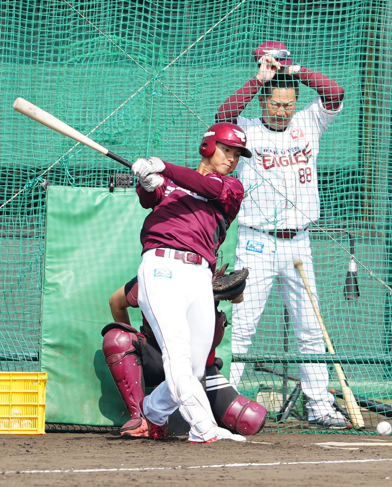 打撃練習に臨む楽天宗山。右は三木監督（撮影・江口和貴）