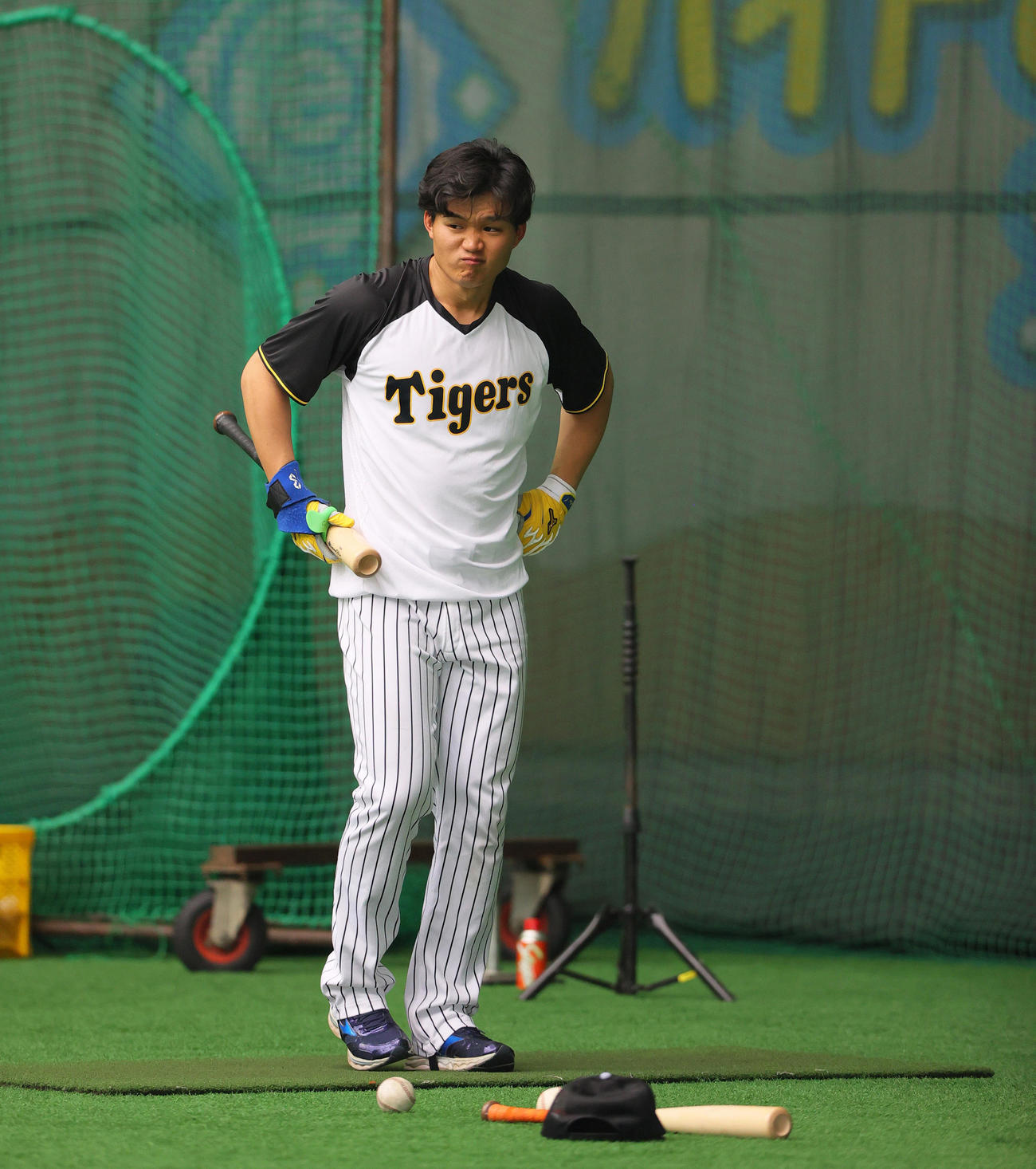 阪神森下は室内でトス打撃する（撮影・上山淳一）