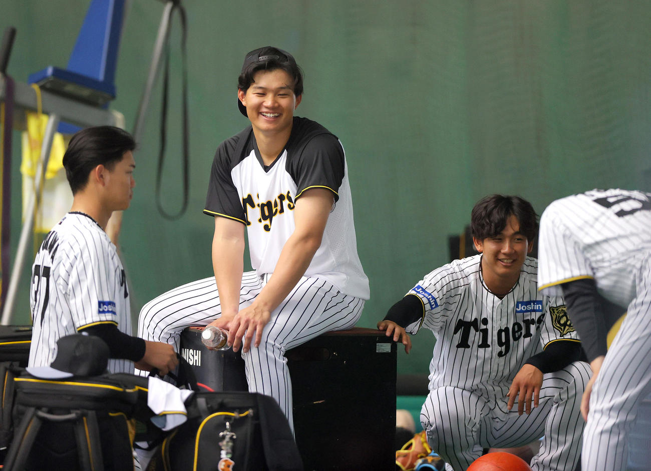 阪神森下（中央）は室内で笑顔を見せる（撮影・上山淳一）