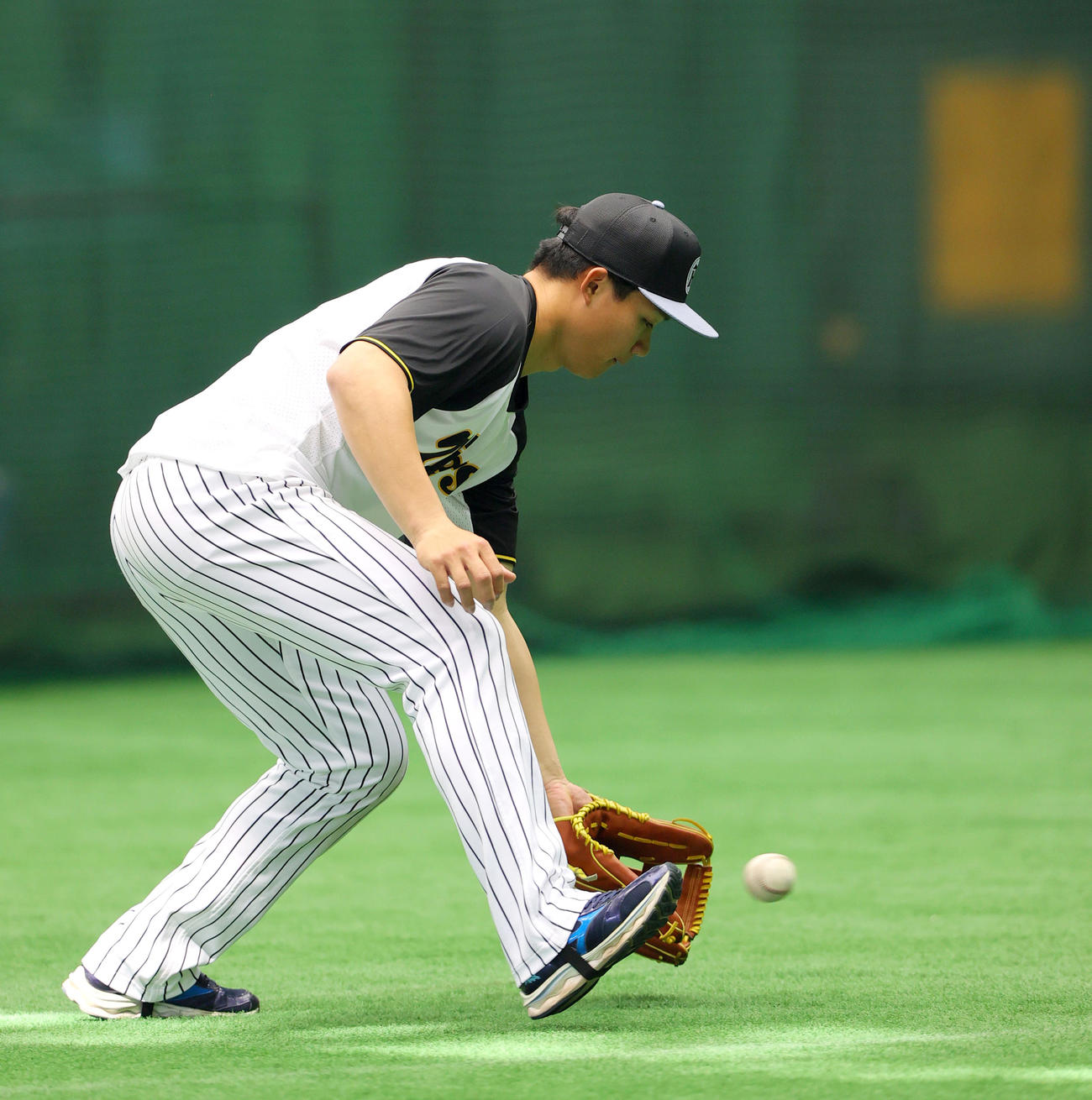 阪神森下は室内でゴロ捕球する（撮影・上山淳一）