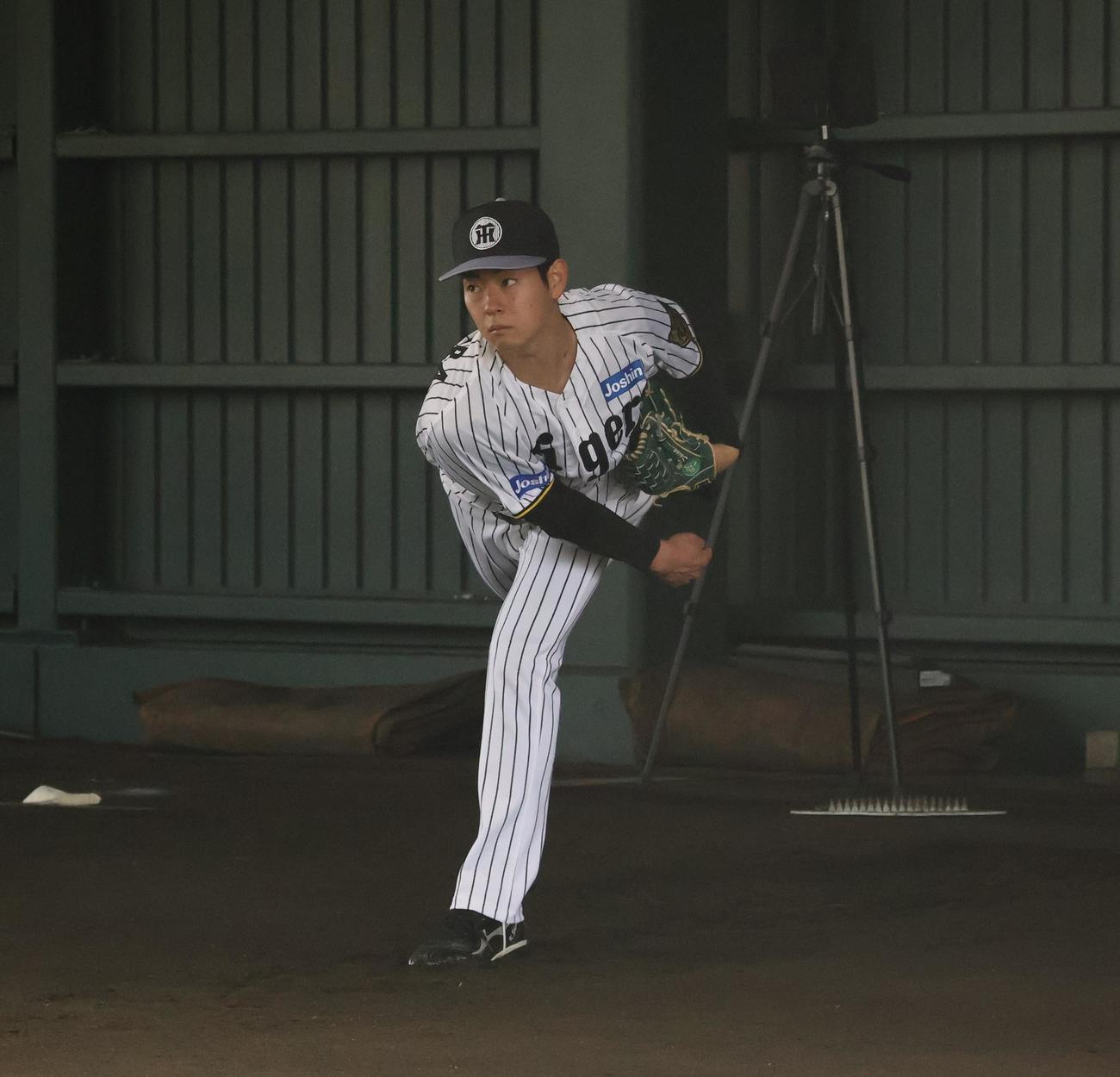 阪神の下村海翔投手がブルペン投球を行う（撮影・林亮佑）