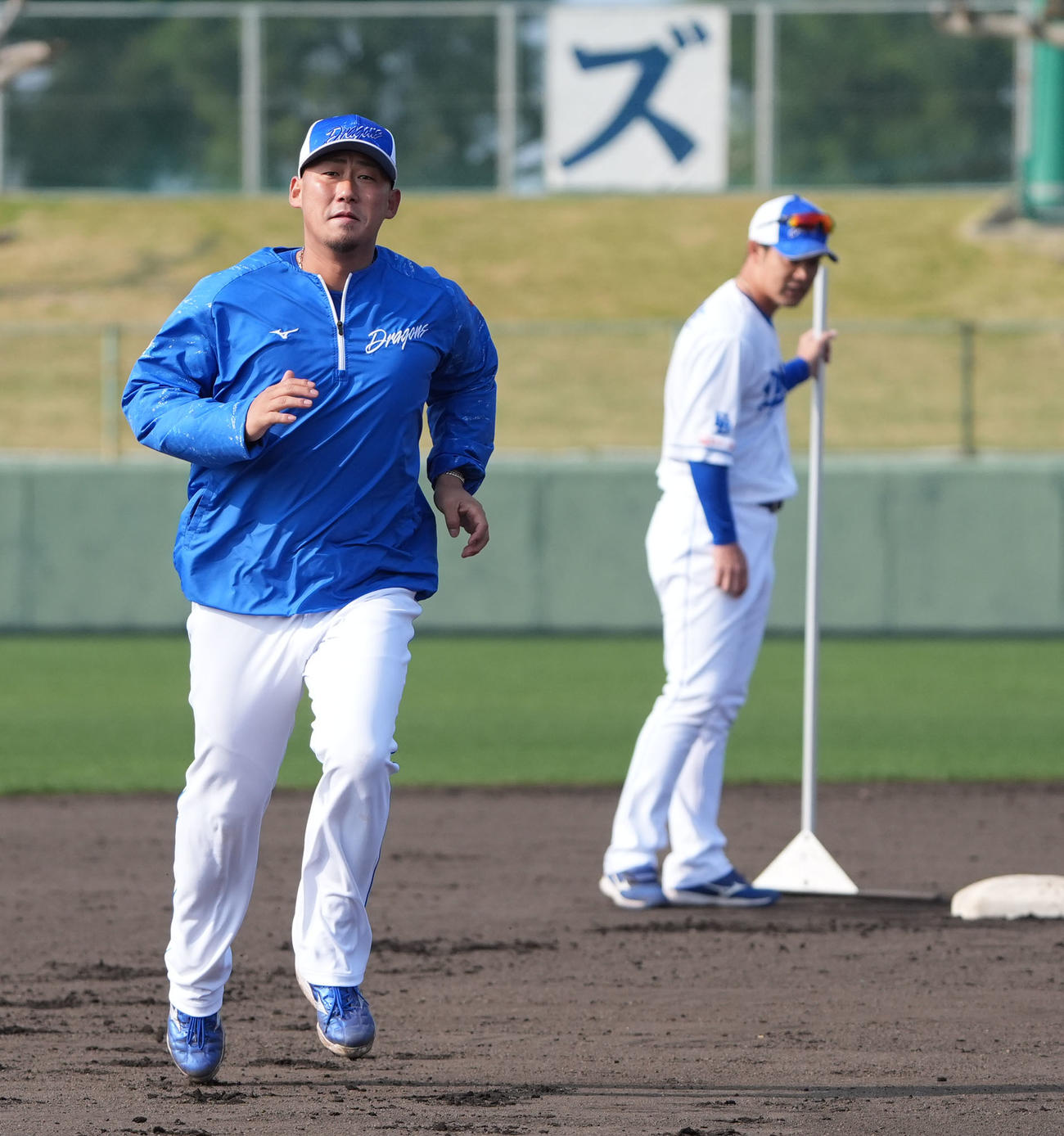ベースランニングをする中田（左）（撮影・森本幸一）