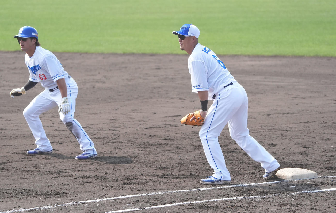 投内連係の練習で一塁守備につく中田（右）（撮影・森本幸一）