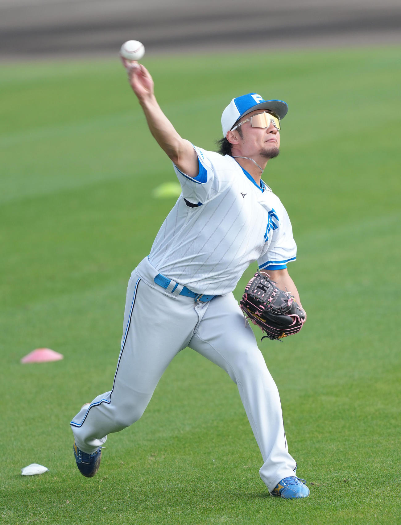 キャッチボールする日本ハム伊藤（撮影・足立雅史）