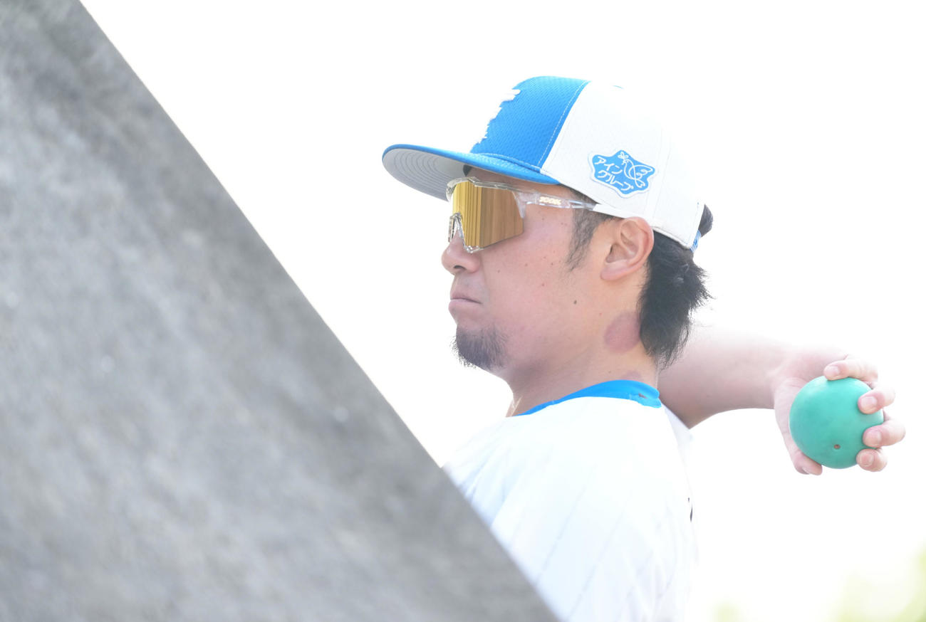 壁を使い調整する日本ハム伊藤（撮影・足立雅史）