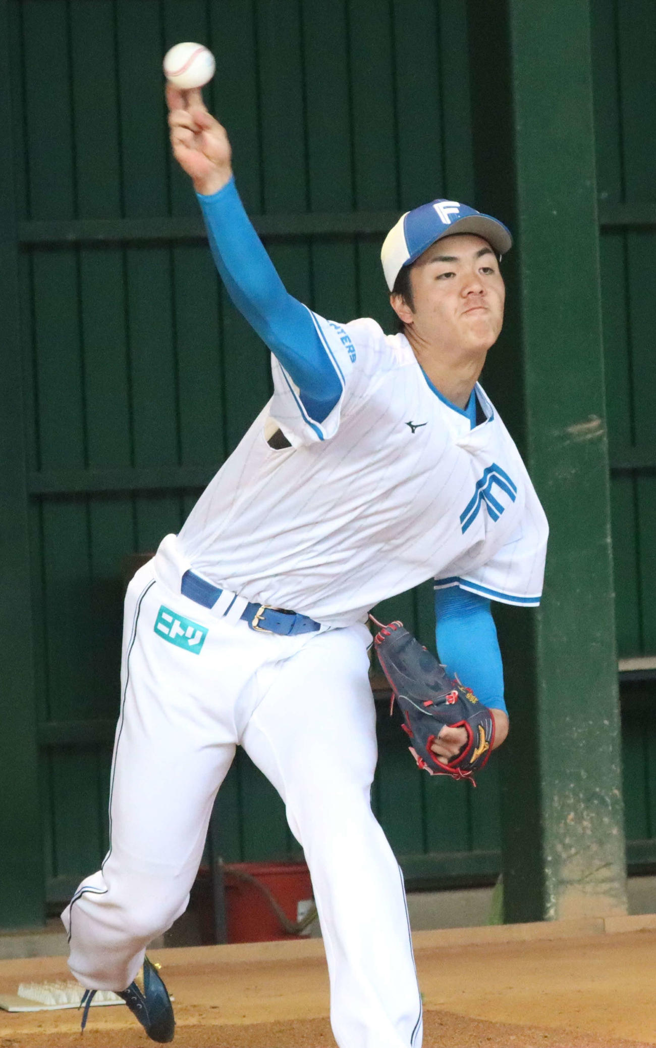 ブルペンで投球練習する日本ハム柴田（撮影・永野高輔）