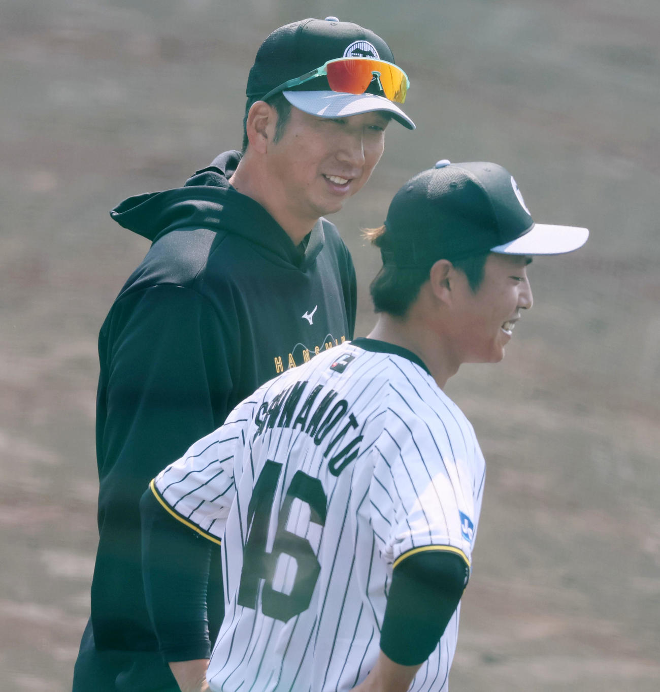 シート打撃に登板した島本（右）と話す藤川監督（撮影・加藤哉）