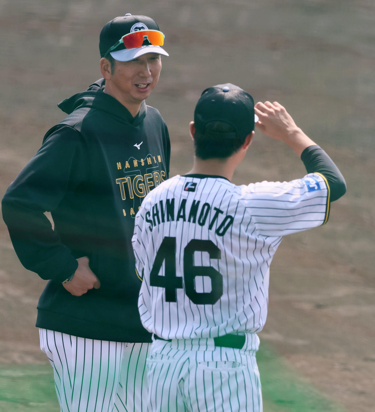 シート打撃に登板した島本（右）と話す藤川監督（撮影・加藤哉）