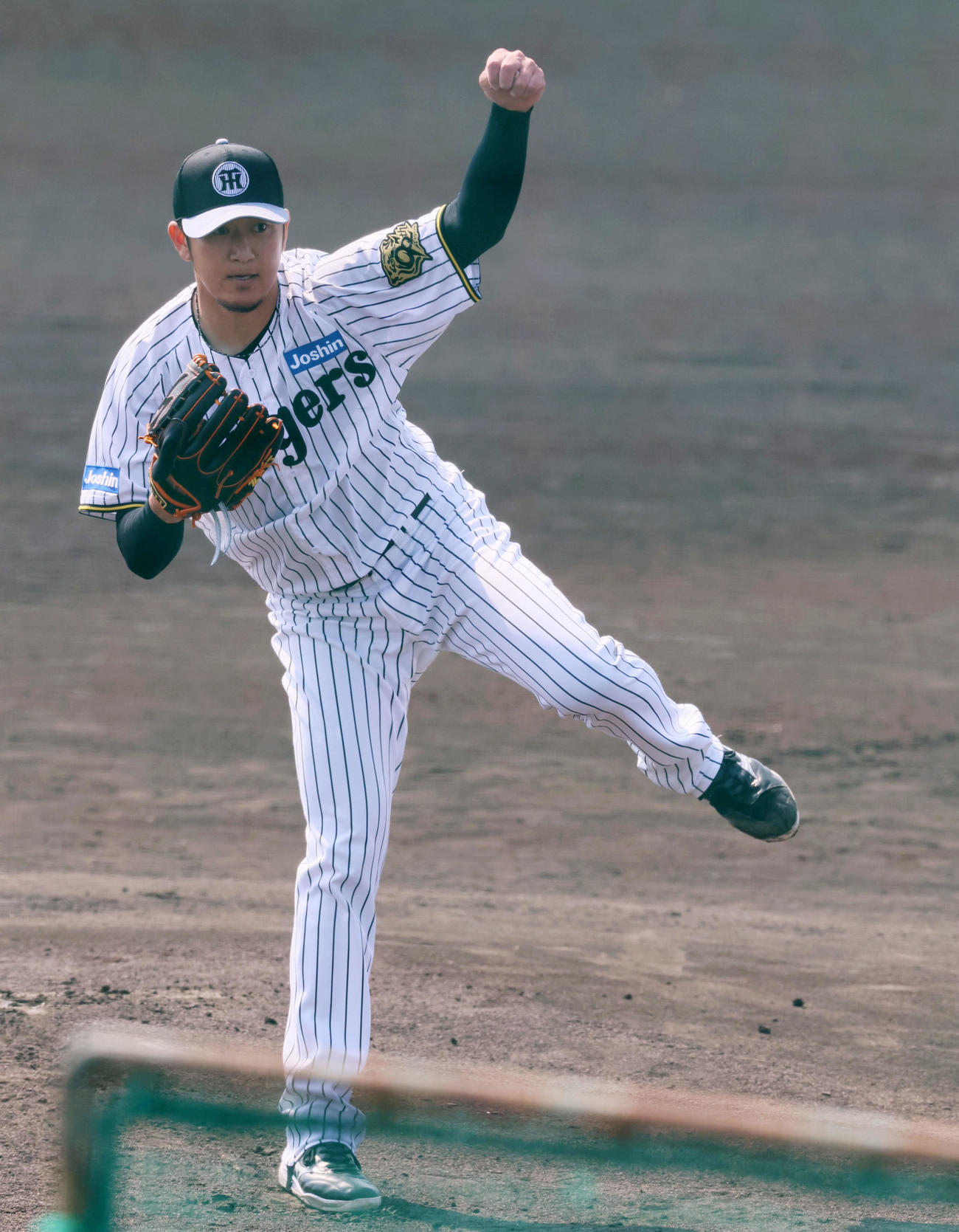 シート打撃練習に登板した岩貞（撮影・加藤哉）