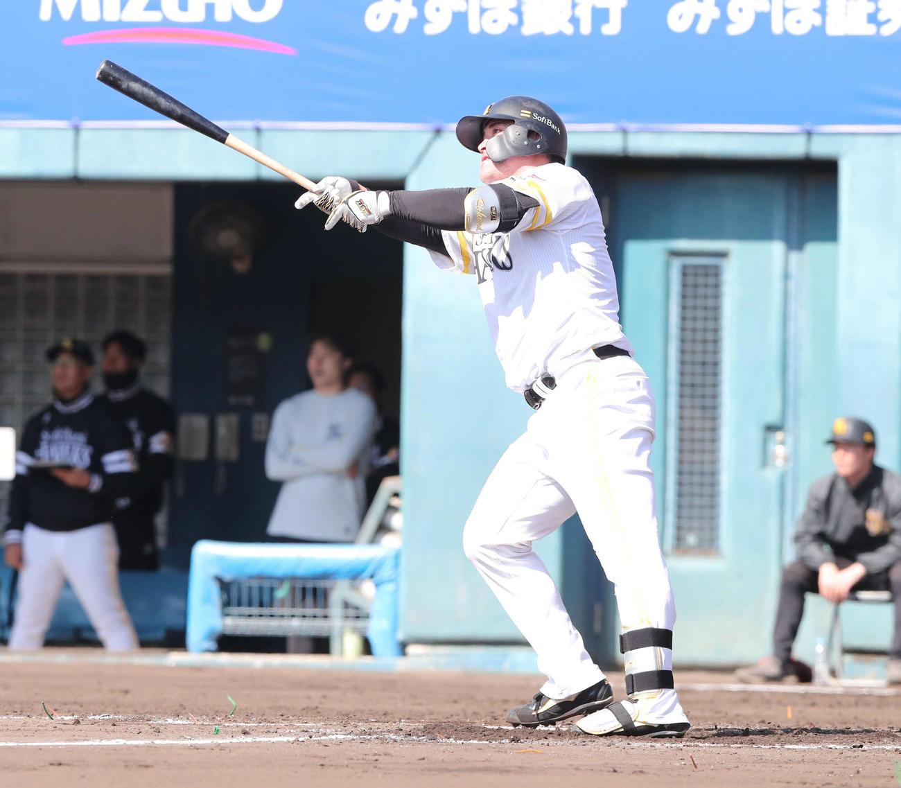 ソフトバンク紅白戦　2回裏白組無死、リチャードは中越え本塁打を放つ（撮影・梅根麻紀）