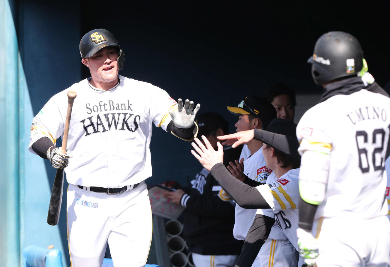 ソフトバンク紅白戦　2回裏白組無死、リチャードは中越え本塁打を放ちナインとタッチ（撮影・梅根麻紀）
