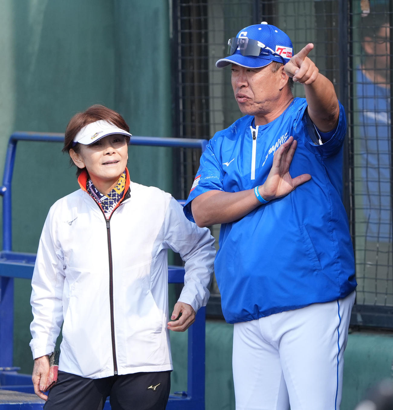 宇津木妙子氏と言葉を交わす井上監督（右）（撮影・森本幸一）