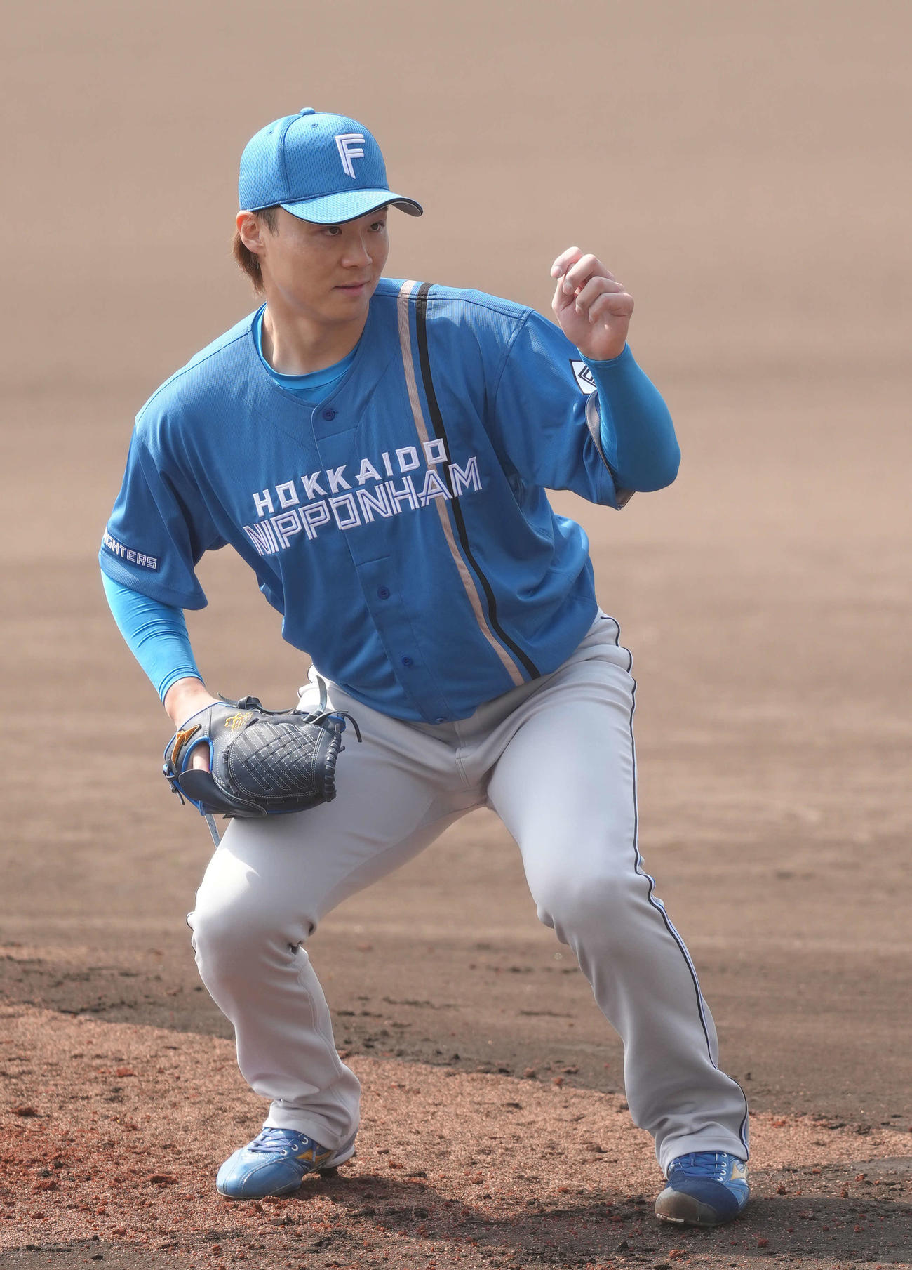 ライブBPに登板した日本ハム山崎（撮影・足立雅史）