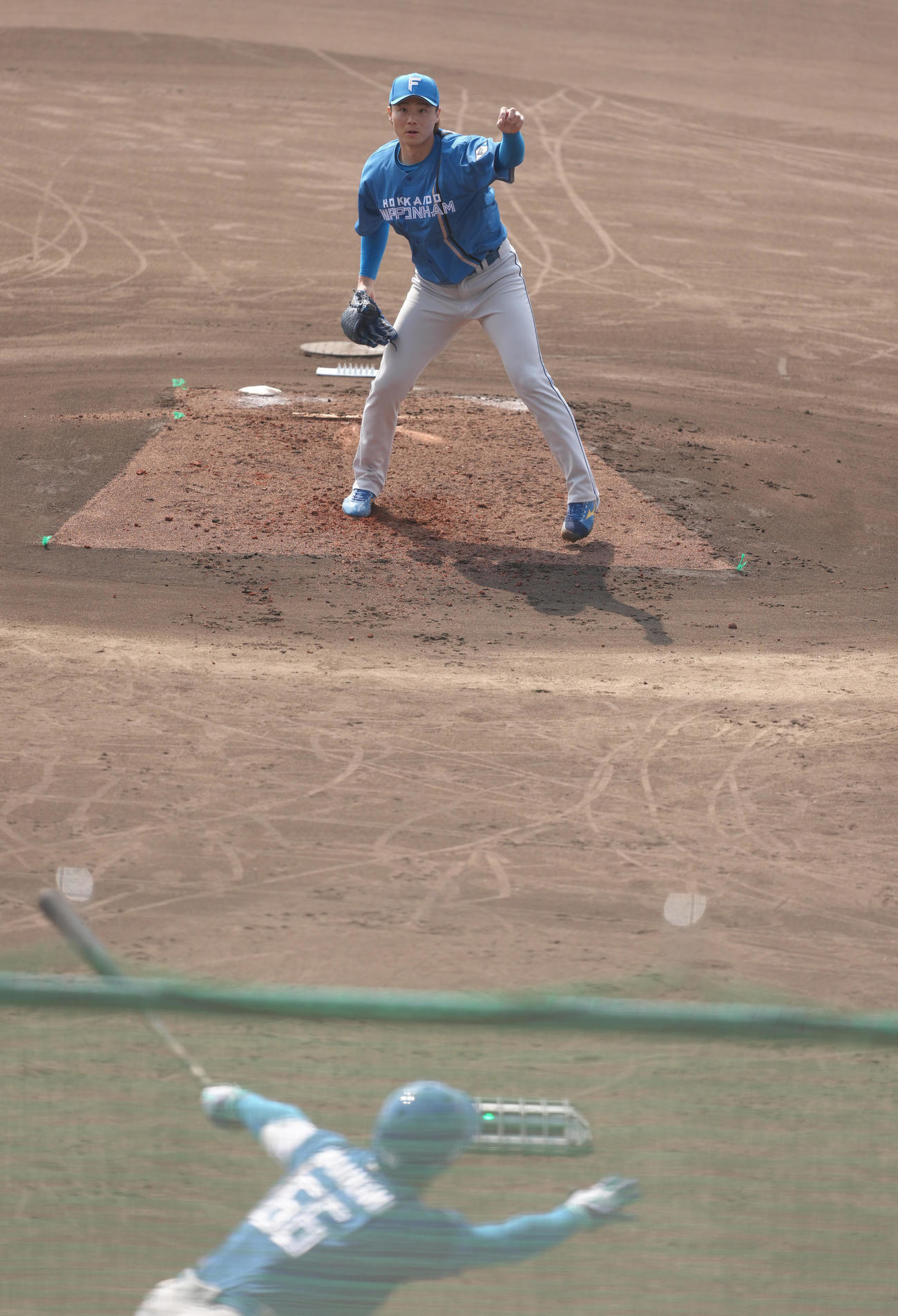 ライブBPに登板した日本ハム山崎。打者万波（撮影・足立雅史）